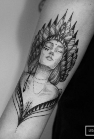 印度女人肖像黑色点刺手臂纹身图案