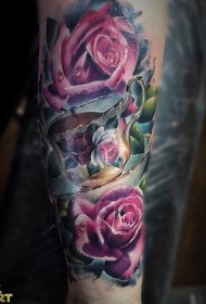 美丽的彩色逼真玫瑰和茶杯手臂纹身图案