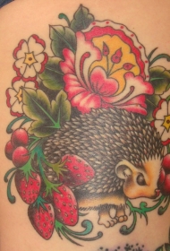 惊人的彩色刺猬与浆果和花卉纹身图案