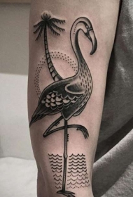 手臂有趣的黑色火烈鸟和棕榈树纹身图案