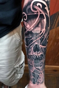 手臂惊人的手绘黑白骷髅形状吉他纹身图案