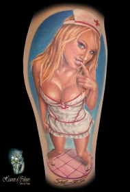 小腿写实的彩绘性感女护士肖像纹身图案