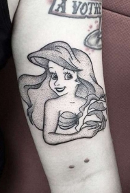 雕刻风格的黑色点刺微笑艾莉尔美人鱼手臂纹身图案