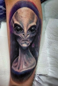 手臂惊人的彩绘外星人肖像纹身图案