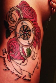 侧肋美丽的船锚与玫瑰纹身图案