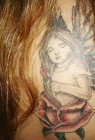 小天使女孩和玫瑰花瓣纹身图案
