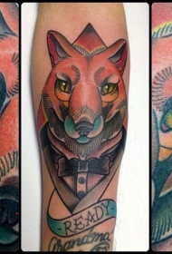 红色的狐狸和字母手臂纹身图案