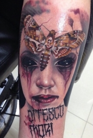 令人毛骨悚然的恶魔女人与蝴蝶手臂纹身图案