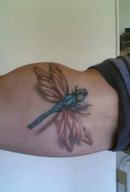 大臂带有阴影的3D蜻蜓纹身图案