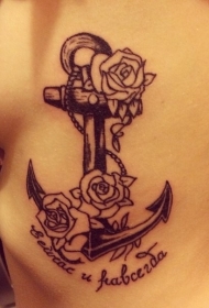 黑白船锚与玫瑰字母侧肋纹身图案