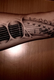 手臂3D黑色的撕皮吉他纹身图案