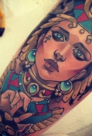 美丽的五彩埃及女人肖像与猫手臂纹身图案