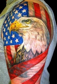 手臂鹰裹着美国国旗纹身图案