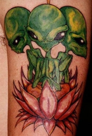 手臂彩色的莲花和小外星人纹身图案