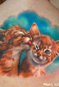 有趣的3D逼真彩色猫背部纹身图案