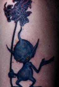 黑色的小火星生物和花朵纹身图案
