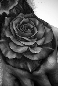 手背3D风格的深色玫瑰纹身图案