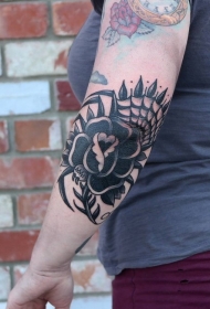 手臂黑色的花朵和叶子纹身图案