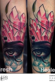 小臂抽象风格的彩色女人眼睛与钻石纹身图案