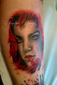 手臂彩色写实的神秘红头发女人肖像纹身图案