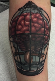 手臂彩色的铁笼和大脑纹身图案