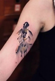 大臂内侧抽象的金鱼纹身图案