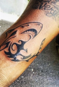 看上去很有趣的黑色波利尼西亚鲨鱼手臂纹身图案