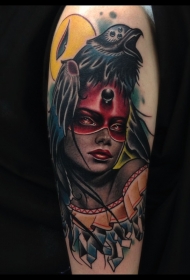 new school手臂彩色的女人与神秘的乌鸦纹身图案