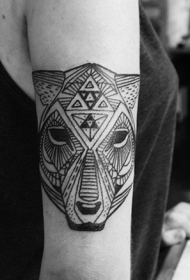 手臂上的黑色几何动物头像纹身图案