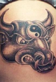 愤怒的公牛与阴阳八卦纹身图案