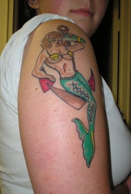 手臂金色美人鱼和船锚纹身图案
