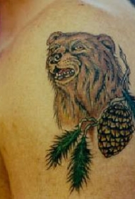 手臂棕色熊和松果纹身图案