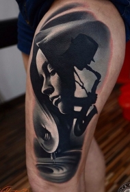 大腿黑白写实女生肖像和男子剪影纹身图案