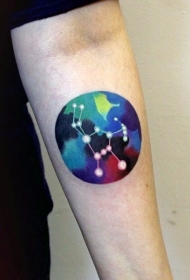 手臂上的七彩星座符号纹身图案