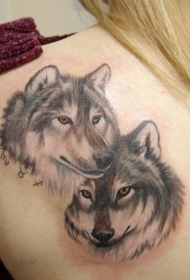 背部彩绘的恩爱狼头像与星座符号纹身图案