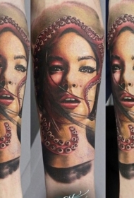 女人肖像与章鱼彩色手臂纹身图案