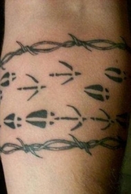 手臂黑色的不同铁丝网袖标纹身图案