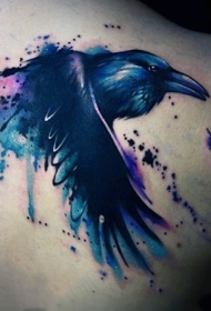 肩部抽象风格的彩色大乌鸦纹身图案