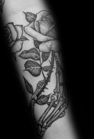 雕刻风格黑色点刺玫瑰与手骨头手臂纹身图案