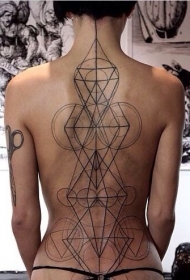 背部简单设计的黑色3D几何纹身图案