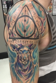 大臂彩色的三角形符号和字母小鹿纹身图案