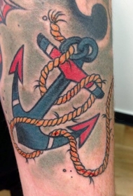手臂彩色的船锚和绳子纹身图案