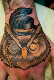 手背有趣的彩色绅士猫头鹰纹身图案