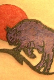 野牛和太阳背景彩色纹身图案