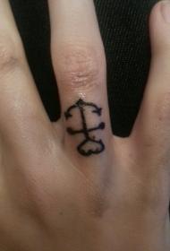 可爱的小船锚与心形手指纹身图案