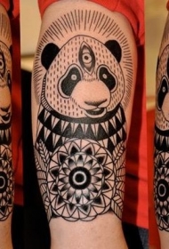 插画风格的大熊猫黑色手臂纹身图案