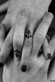 情侣手指小小的黑色船锚纹身图案