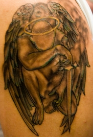 手臂哭泣的天使和剑纹身图案
