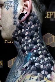 颈部巨大的3D彩色几何纹身图案
