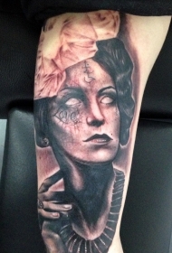 手臂黑灰邪恶的女性肖像纹身图案